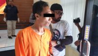 Foto: Satuan Reserse Kriminal (Sat Reskrim) Polres Jembrana berhasil menangkap pelaku pembobol rumah makan siap saji Gogo Fried Chicken di IGMNP Saat di gelandang kembali ke sel usai Pers Release di Aula Mapolres Jembran. Kamis (4/1/24). Sumber Foto : Yus/wacanabali.com