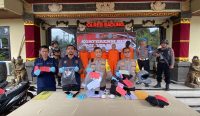 Foto: Kabid Humas Polda Bali, Jansen Avitus Panjaitan bersama Kapolresta Badung AKBP Teguh Priyo Wasono saat memberikan keterangan hasil penyelidikan dan penangkapan terhadap pelaku penganiayaan di Sempidi, pada Selasa (23/1/24). Sumber: dok/Polres Badung