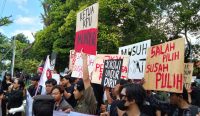 Foto: Aliansi Mahasiswa Bali saat demonstrasi di depan kantor KPU provinsi Bali, pada Jumat (9/2/24).Sumber: Yulius N/wacanabali.com
