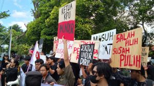 Foto: Aliansi Mahasiswa Bali saat demonstrasi di depan kantor KPU provinsi Bali, pada Jumat (9/2/24).Sumber: Yulius N/wacanabali.com