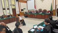 Foto: Sidang duplik perkara dugaan korupsi dana SPI Unud, di PN Denpasar, Selasa (13/02/24). Sumber: Dewa Fathur/wacanabali.com