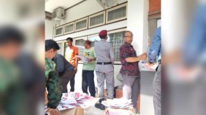 Foto: Pemusnahan surat suara di KPU provinsi Bali, pada Selasa (13/2/24). Sumber: Yulius N/wacanabali.com