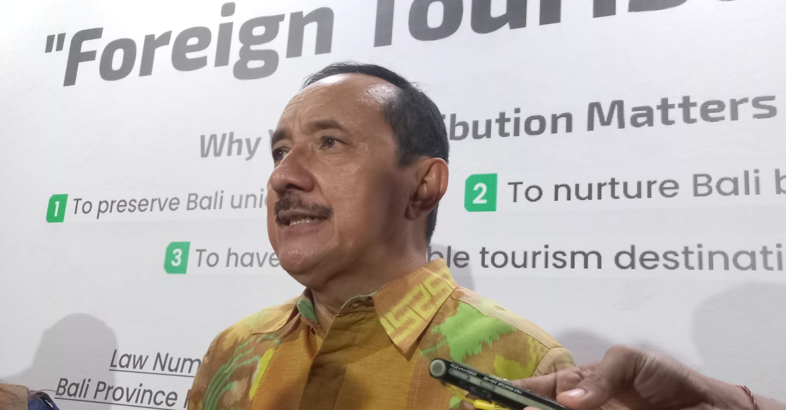 Foto: Kadispar Bali Tjokorda Bagus Pemayun dalam acara launching pungutan wisatawan asing yang dilaksanakan di Denpasar, Senin (12/2/24). Sumber: Wacanabali.com
