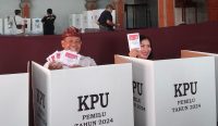 Foto: Penjabat Gubernur provinsi Bali, Irjen (Purn) Sang Made Mahendra Jaya bersama Istrinya Ny. drg. Ida Setiawati Mahendra Jaya saat coblos di TPS 009 Banjar Kayumas Kaja, Denpasar Timur, pada Rabu (14/2/24). Sumber: Yulius N/wacanabali.com