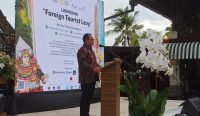Foto: Penjabat Gubernur, provinsi Bali, Irjen (Purn) Sang Made Mahendra Jaya saat memberikan sambutan dalam acara Peluncuran Pungutan Bagi Wisatawan Asing' di Hotel Puri Santrian, Sanur, Denpasar, Pada Senin(12/2/24). Sumber: Yulius N/wacabali.com