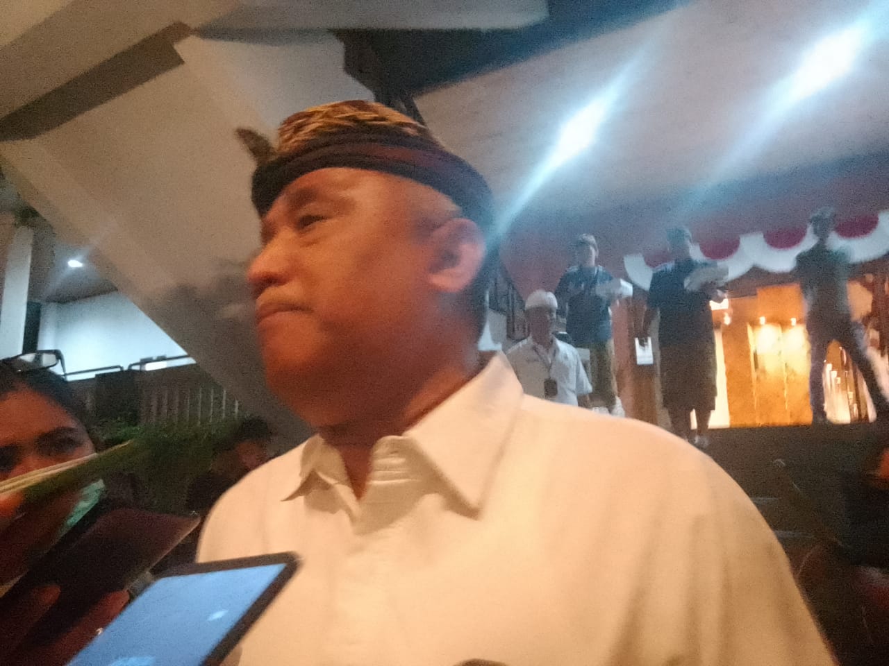 Foto: Ketua KPU Bali, I Dewa Agung Gede Lidartawan saat diwawancarai awak media, pada Sabtu (9/2/24). Sumber: Yulius N/wacanabali.com