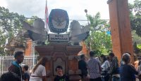 Foto: Suasana Warga saat Datangi Kantor KPU Denpasar, Rabu (14/2/24). Sumber: Wacanabali.com