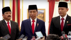 Foto: Menko Polhukam Hadi Tjahjanto (Kiri), Presiden RI Joko Widodo (Tengah) dan Menteri ATR/BPN Agus Harimurti Yudhoyono (AHY). (Dok. SekNeg/wacanabali.com)