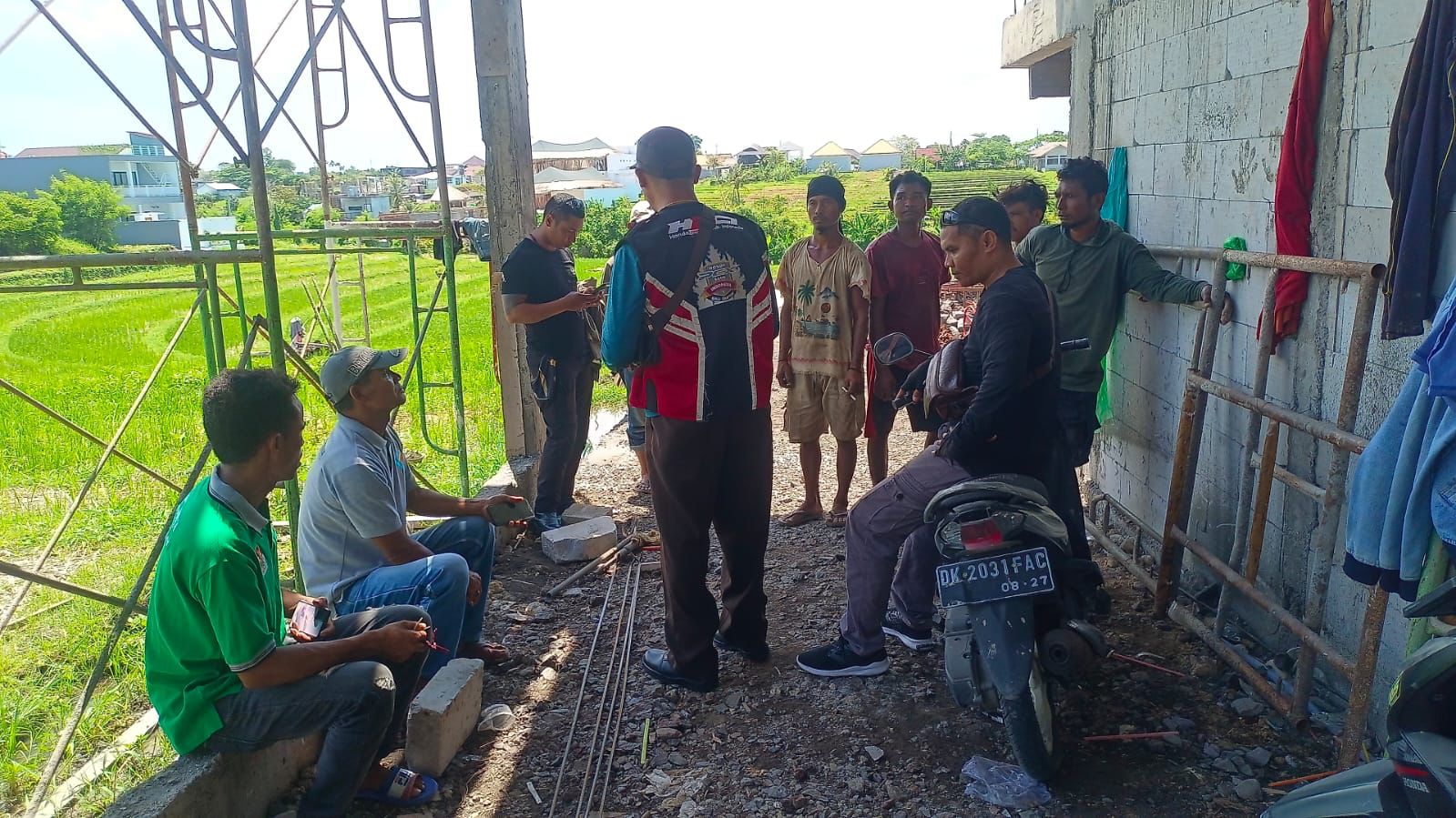 Foto: Satgas Flobamora Bali saat sosialisasi sekaligus warga Sumba yang bekerja di bedeng-bedeng proyek di Bali. (Dok. Humas Flobamora Bali/Yulius/wacanabali.com)