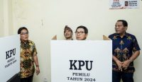 Bupati Nyoman Giri Prasta didampingi Sekda Wayan Adi Arnawa mengecek kesiapan sejumlah TPS di wilayah Kabupaten Badung, Selasa (13/2/24). (Humas Badung/wacanabali.com)