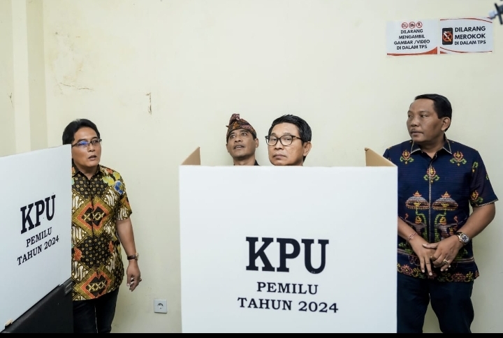 Bupati Nyoman Giri Prasta didampingi Sekda Wayan Adi Arnawa mengecek kesiapan sejumlah TPS di wilayah Kabupaten Badung, Selasa (13/2/24). (Humas Badung/wacanabali.com)