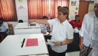 Foto: Sekda Adi Arnawa datang bersama istri Ni Putu Rasniathi menggunakan hak pilihnya di TPS 009, SD Nomor 4 Pecatu, Desa Pecatu, Kecamatan Kuta Selatan, Badung, Rabu (14/2/24). (Humas Badung/wacanabali.com)