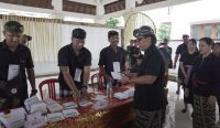 Foto: Bupati Badung I Nyoman Giri Prasta bersama Nyonya Seniasih Giri Prasta menggunakan hak pilihnya di TPS 001, Wantilan Serbaguna Banjar Pelaga, Desa Pelaga, Kecamatan Petang, Badung, Rabu (14/2/24). (Humas Badung/wacanabali.com)