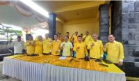 Foto: 10 Caleg Golkar Badung yang dipasktikan lolos Pileg 2024, berfoto bersama Ketua DPD Wayan Suyasa, Minggu (18/2/24). (Gung Kris/wacanabali.com)
