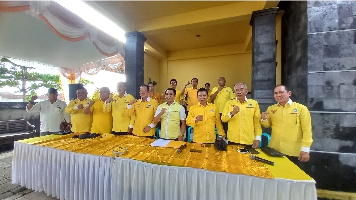Foto: 10 Caleg Golkar Badung yang dipasktikan lolos Pileg 2024, berfoto bersama Ketua DPD Wayan Suyasa, Minggu (18/2/24). (Gung Kris/wacanabali.com)