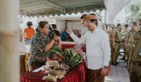 Foto: Sekda Adi Arnawa saat kunjungi pelaksanaan GPM (Gerakan Pasar Murah) yang dilaksanakan di Gor Dalung, Kecamatan Mengwi, Senin (19/2). (Humas Badung/wacanabali.com)