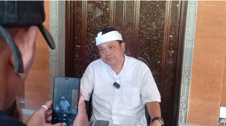 Foto: Rai Mantra saat diwawancarai di kediamannya. (Gung Kris/wacanabali.com)