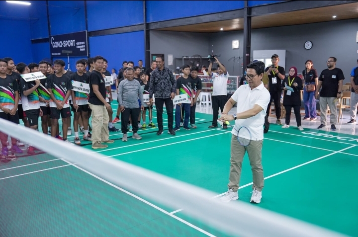 Foto: Sekda Adi Arnawa saat membuka turnamen Youth Badminton 2024 yang diselenggarakan di Gedung Olahraga Lining Badminton Hall Nuansa Jimbaran, Desa Adat Jimbaran, Kuta Selatan, Selasa (20/2/24). (Humas Badung/wacanabali.com)