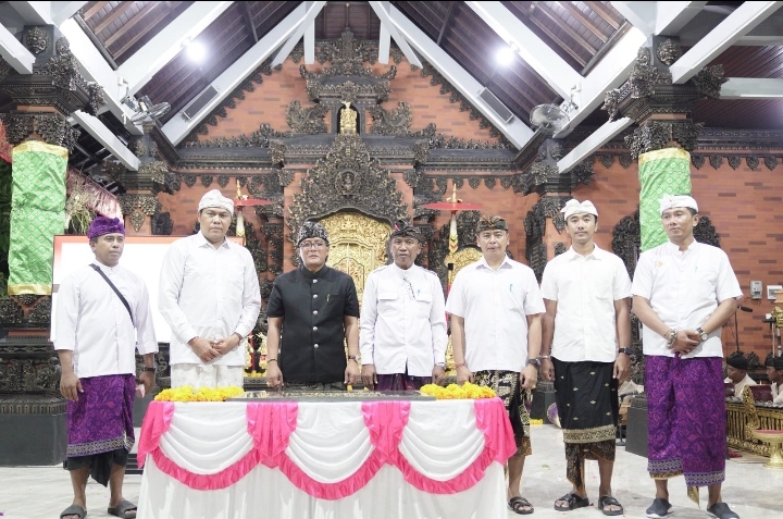 Foto: Bupati Giri Prasta saat menghadiri peresmian Balai Banjar Ganggasari Desa Adat Kapal, sekaligus menandatangani Prasasti balai banjar setempat, Senin (19/2/24). (Humas Badung/wacanabali.com)