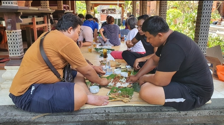 Foto: Tradisi Megibung di Puri Bendul menyambut Hari Raya Galungan, Rabu (28/2/24). (Dok. Pesemetonan Bendul Blahkiuh/wacanabali.com)