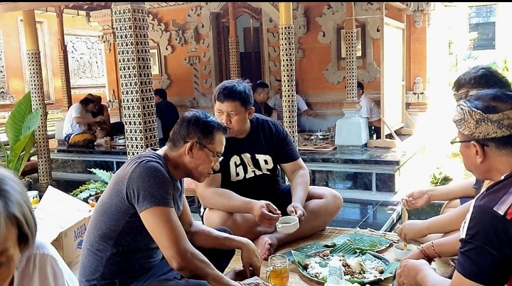 Foto: Tradisi Megibung di Puri Bendul sambut Galungan, Selasa (27/2/24). (Gung Kris/wacanabali.com)