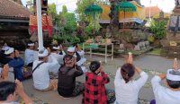 Foto: Persembahyangan bersama Korban PT DOK di Pengadilan Negeri Denpasar Selasa (26/3/24) Sumber: Dewa Fathur/wacanabali.com