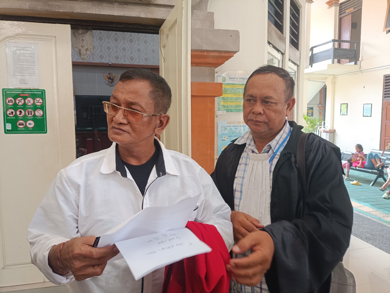 Foto: Terdakwa kasus Aborsi I Ketut Arik Wiantara di Pengadilan Negeri Denpasar, Kamis (21/3/24). Sumber: Dewa Fathur/wacanabali.com