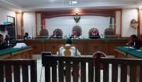 Terdakwa kasus dugaan Korupsi LPD Desa Bakas I Made Suerka saat menjalani persidangan dalam agenda pemeriksaan terdakwa di Pengadilan Tipikor Denpasar, Senin (4/3/24). Sumber: Dewa Fathur/wacanabali.com