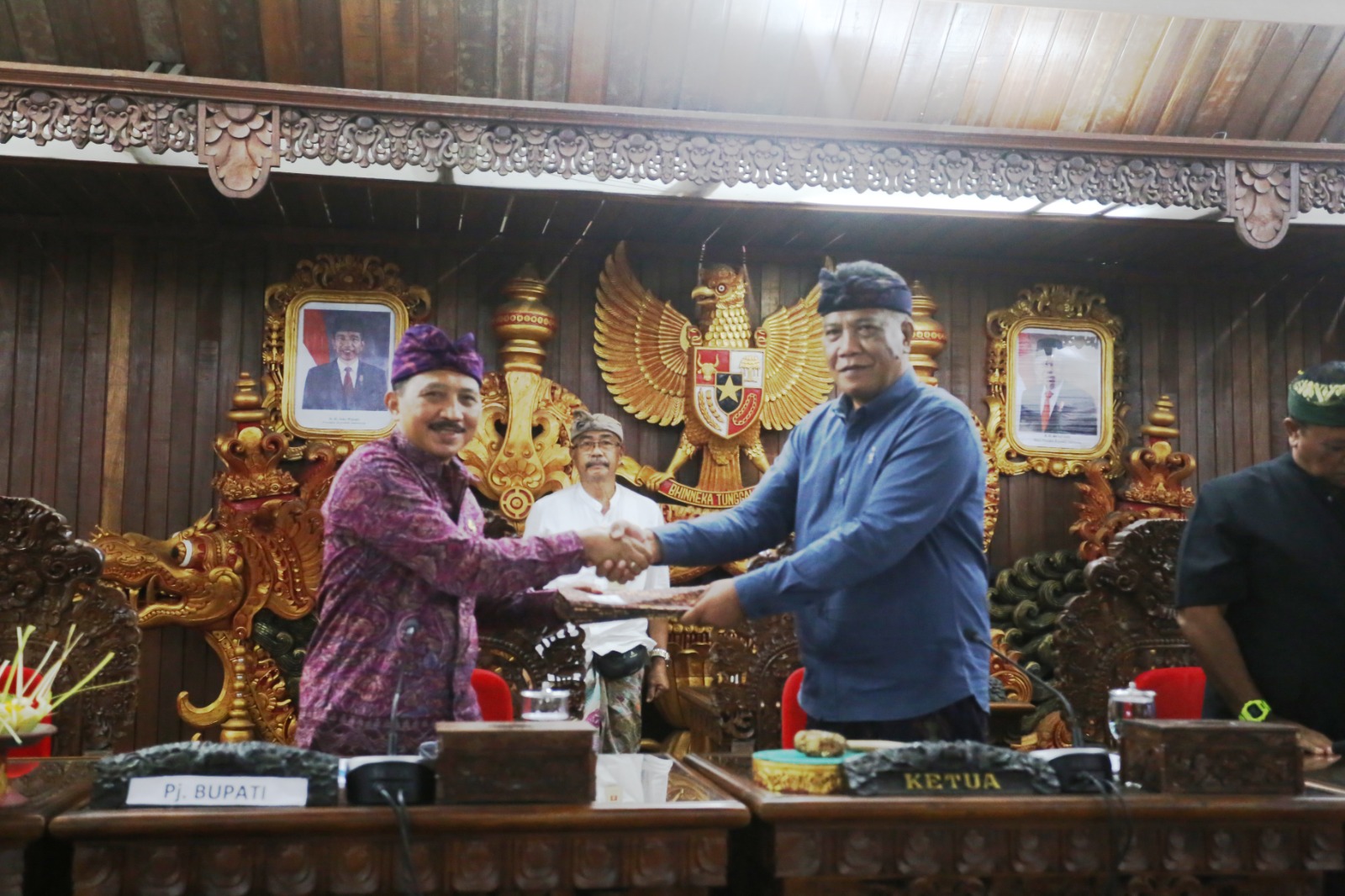 Foto: (kiri) Pj Bupati Klungkung I Nyoman Jendrika (kanan) Ketua DPRD Klungkung, Anak Agung Gde Anom saat Rapat Paripurna DPRD Klungkung, di ruang sidang Saba Nawa Natya DPRD Klungkung, Senin siang (25/3/24). Sumber: DPRD Klungkung