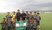 Foto: Gubernur Bali periode 2018-2023 Wayan Koster dan Direktur Teknik & Head of Talent Scouting BARATI Mendunia, Indra Sjafri saat berfoto dengan peserta Barati Cup 2024 di Training Graound Pantai Purnama Gianyar, Minggu (3/3/24). Sumber: Dewa/wacanabali.com