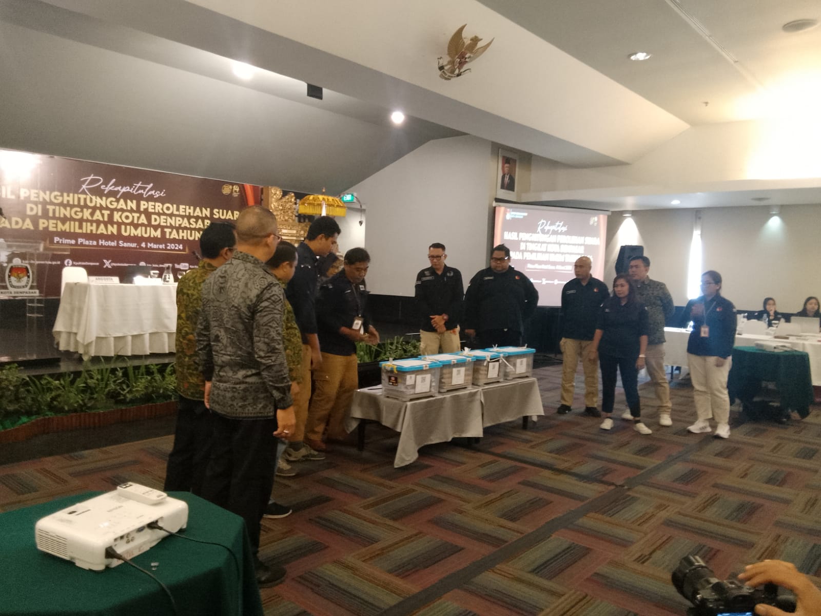 Foto: Rekapitulasi penghitungan perolehan suara tingkat kota Denpasar. (Yulius N/wacanabali.com)