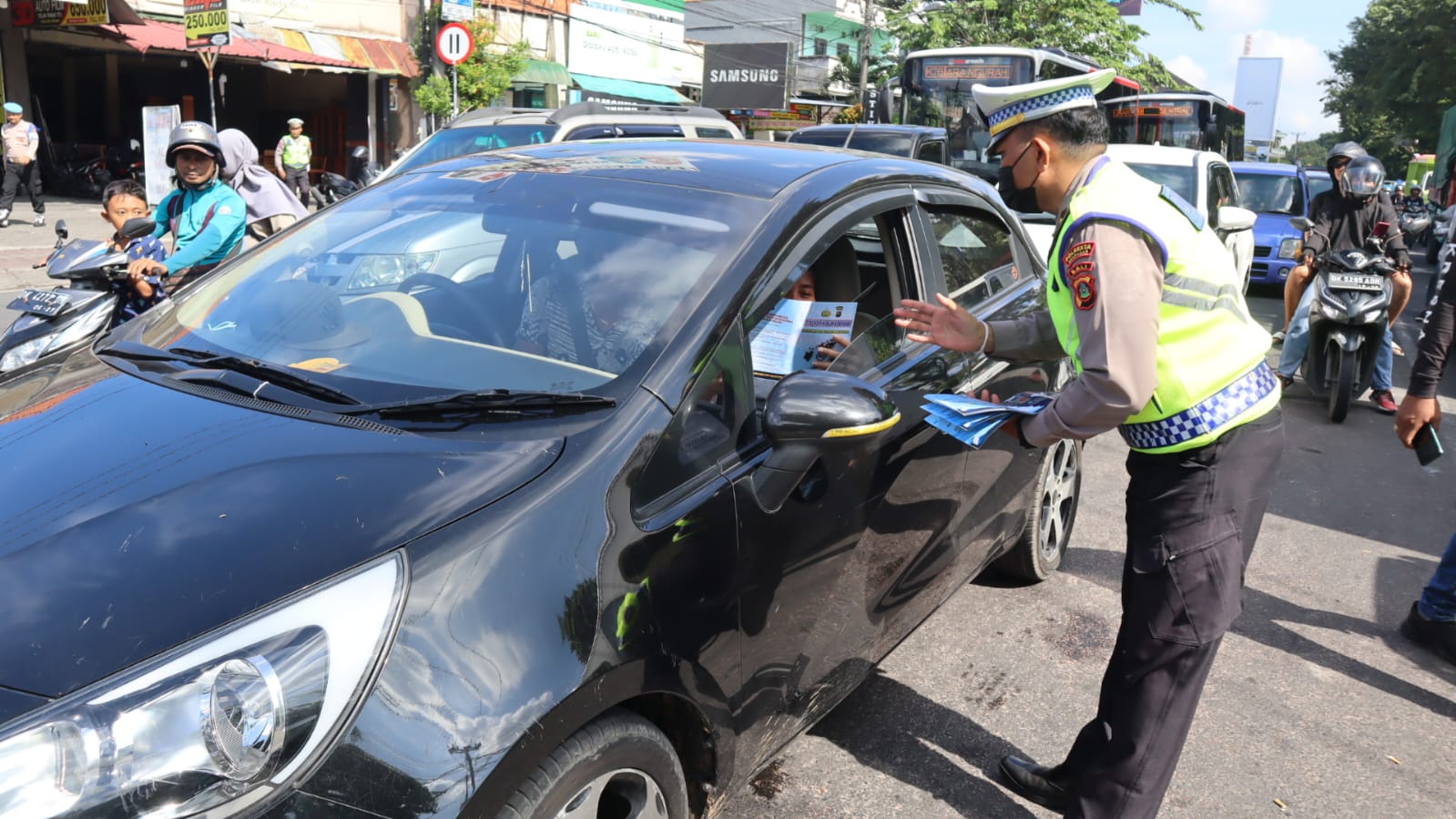 Foto: Operasi Keselamatan Agung 2024 Polresta Denpasar Berlangsung di Simpang Cokro Denpasar, Sampaikan Tertib Berlalu lintas, Rabu (6/3/24). (Humas Polresta/wacanabali.com)
