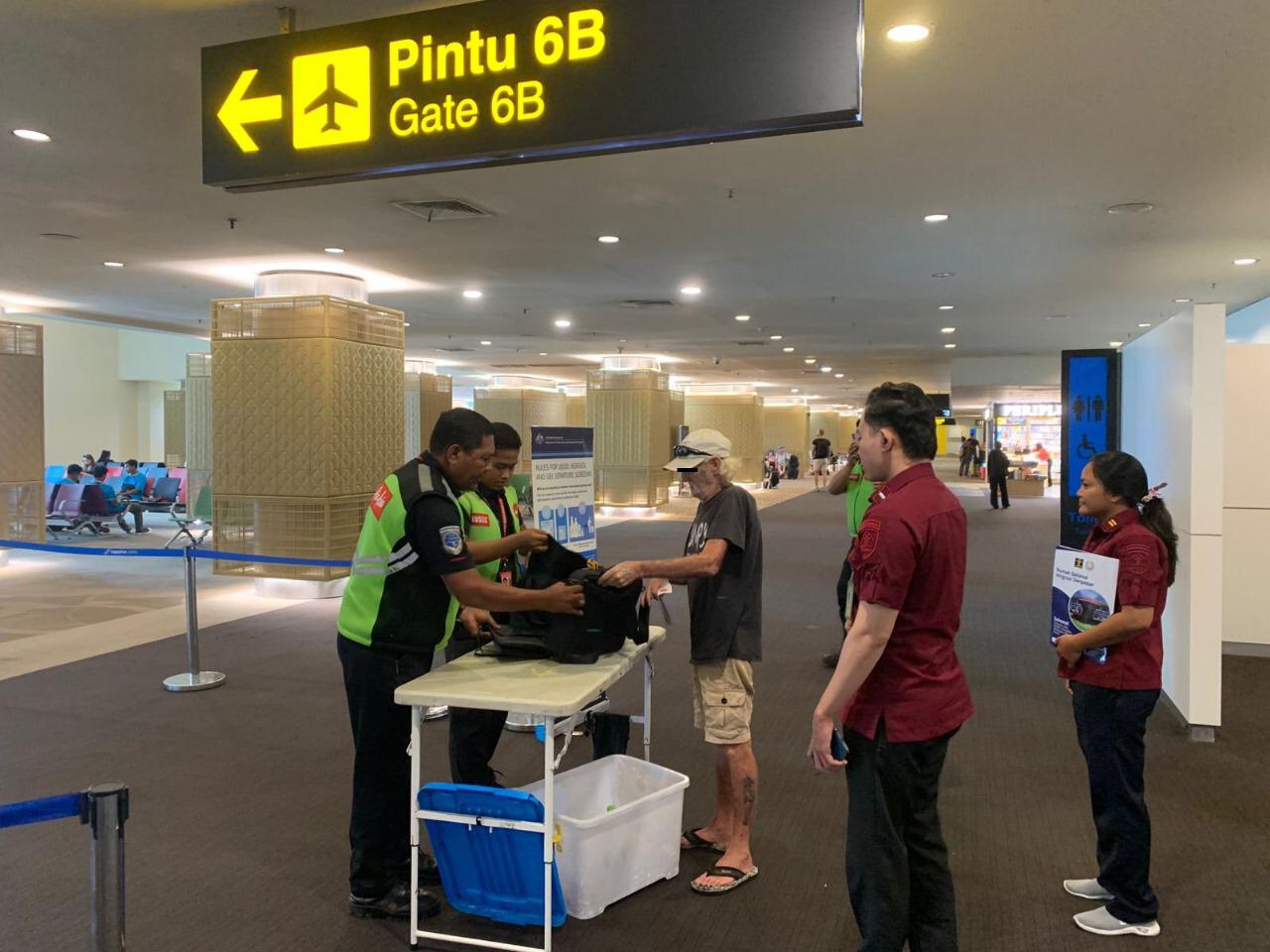 Foto: Proses pendeportasian WNA Australia yang overstay oleh Imigrasi Bali, Rabu (6/3/24). (Humas Imigrasi Bali/wacanabali.com)