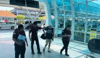 Foto: Proses pendeportasian WNA Australia yang overstay oleh Imigrasi Bali, Rabu (6/3/24). (Humas Imigrasi Bali/wacanabali.com)