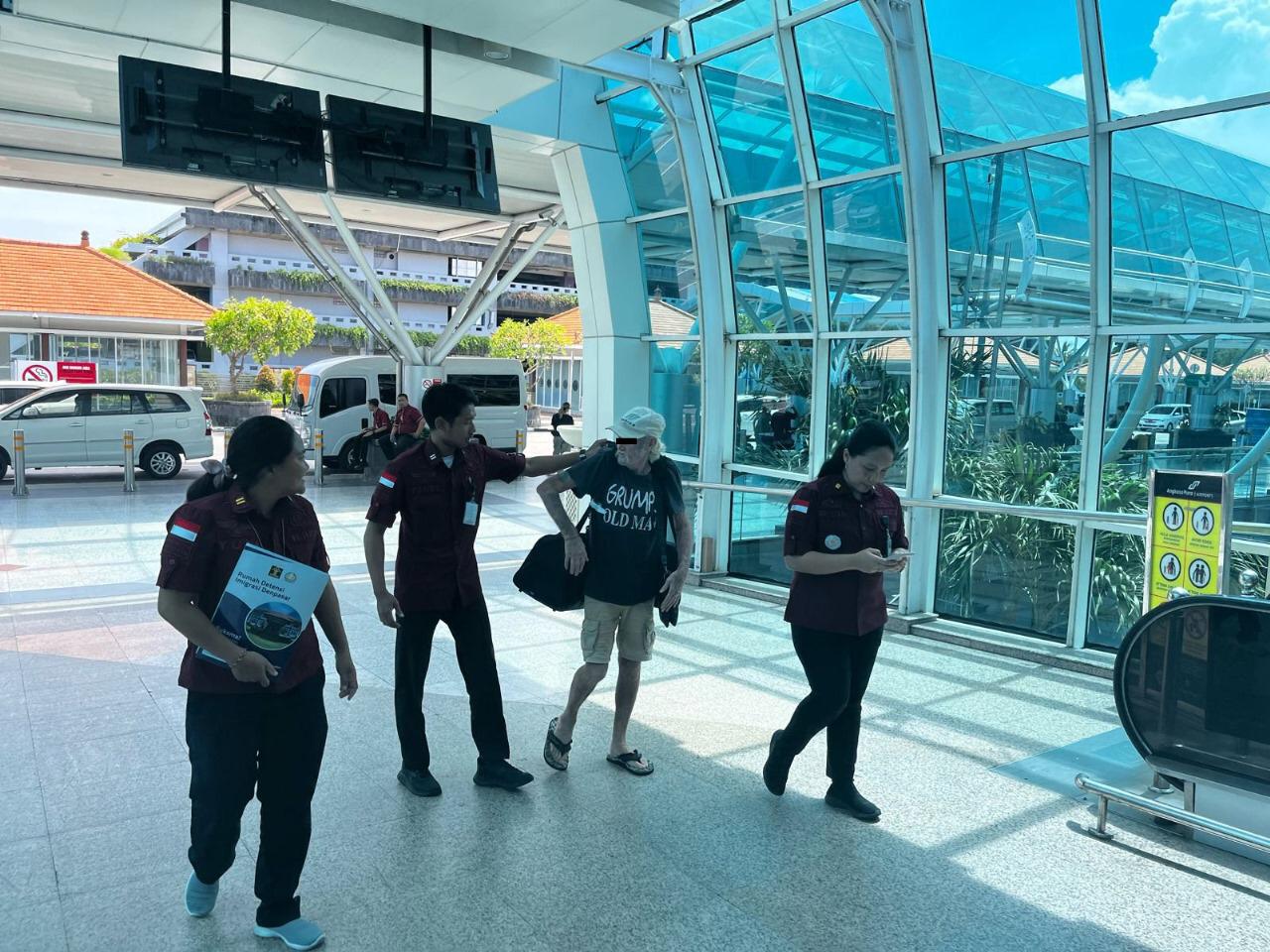 Foto: Proses pendeportasian WNA Australia yang overstay oleh Imigrasi Bali, Rabu (6/3/24). (Humas Imigrasi Bali/wacanabali.com)