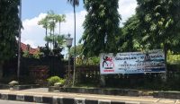 Foto: Salah satu baliho yang dipasang sembarangan di sekitar Lapangan Puputan Klungkung. (Dok. KNPI/wacanabali.com)