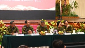Foto: Komisioner KPU Provinsi Bali saat memimpin rekapitulasi pleno hasil penghitungan suara tingkat provinsi Bali, di Prime Plaza Hotel, pada Jumat (8/3/24). (Yulius N/wacanabali.com)