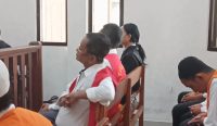Foto: Terdakwa kasus aborsi I Ketut Arik Wiantara saat menjalani sidang di Pengadilan Negeri Denpasar Kamis, (14/3/24). (Dewa Fathur/wacanabali.com)