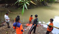 Foto: Petugas saat mengevakuasai mayat mengambang di sungai Sasih Batubulan. (Humas Polres Gianyar/wacanabali.com)