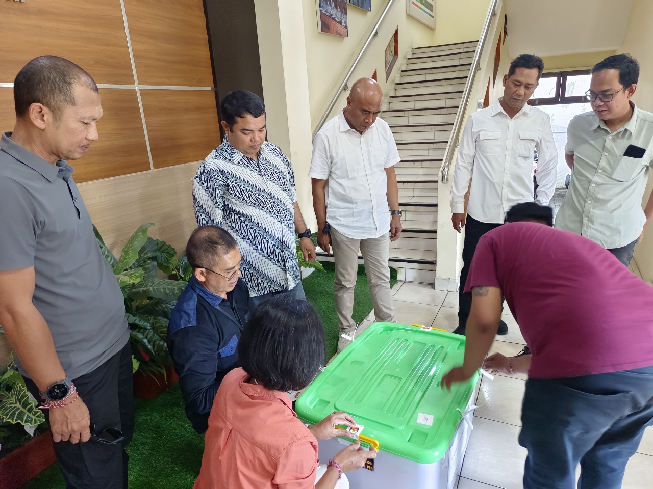 Foto: KPU Denpasar Buka Kotak untuk Mengambil Alat Bukti pada Perselisihan Pemilu. Sumber: KPU Denpasar. (Gek Mang/wacanabali.com)