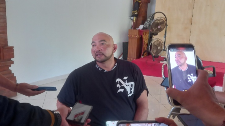 Foto: Ketua DPD Gerindra Bali, Made Muliawan Arya alias De Gadjah saat diwawancarai awak media. (Gung Kris/wacanabali.com)