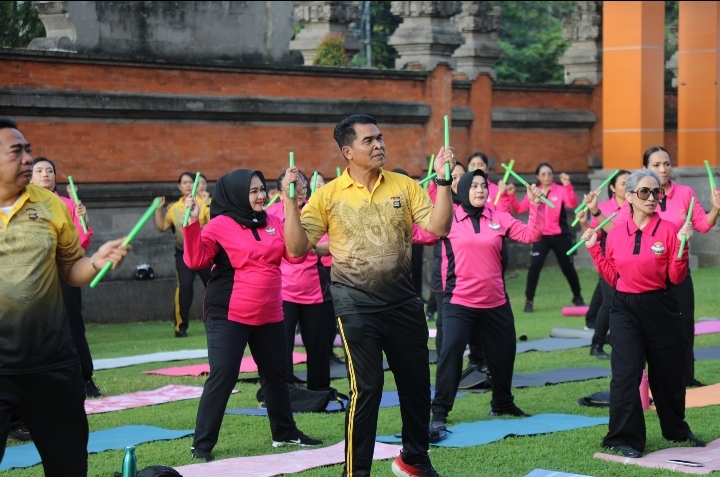 Foto: Olahraga bersama Kapolda Bali dalam rangka HUT YKB ke-44 di Mapolda Bali, Selasa (5/3/24). (Humas Polda Bali/wacanabali.com)