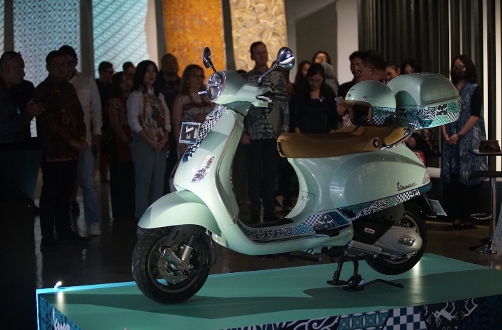 Foto: Vespa Batik unik dipamerkan di Museum Batik Indonesia sebagai bentuk apresiasi yang unik terhadap Batik dengan menyatukan dua ikon dari Italia dan Indonesia, Rabu (6/3/24). (Piaggio Indonesia/wacanabali.com)