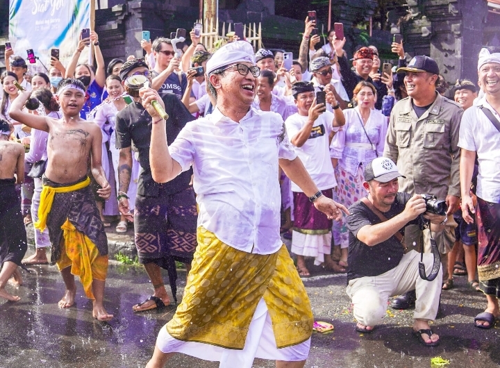 Foto: Sekda Wayan Adi Arnawa ikut bergabung dengan warga Jimbaran di Tradisi Siat Yeh Banjar Teba, Desa Adat Jimbaran, Badung, Selasa (12/3/24). (Humas Badung/wacanabali.com)