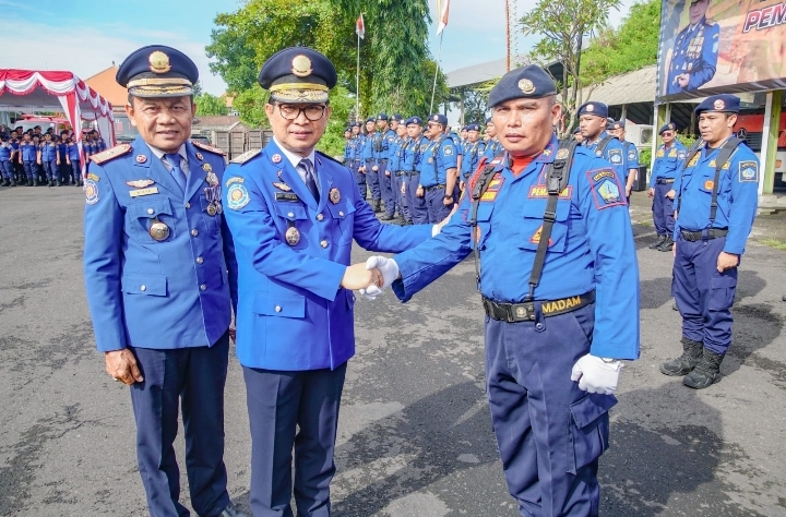 Foto: Sekda Wayan Adi Arnawa menjadi Inspektur Upacara saat Apel HUT Damkar Ke-105 di Mako Induk Dinas Kebakaran dan Penyelamatan Kabupaten Badung, Jalan Kebo Iwa Denpasar, Jumat (15/3/24). (Humas Badung/wacanabali.com)