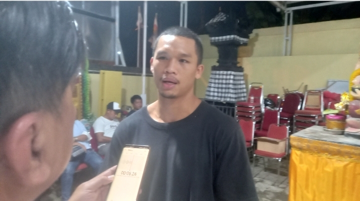 Foto: Petinju asal Bali, Cakti Dwi Putra saat diwawancarai di Denpasar, Selasa (19/3/24). (Gung Kris/wacanabali.com)