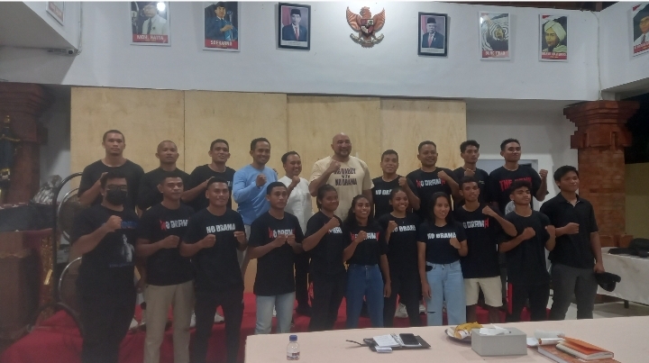 Foto: 12 Petinju Bali yang lolos kualifikasi PON XXI. (Gung Krisna/wacanabali.com)