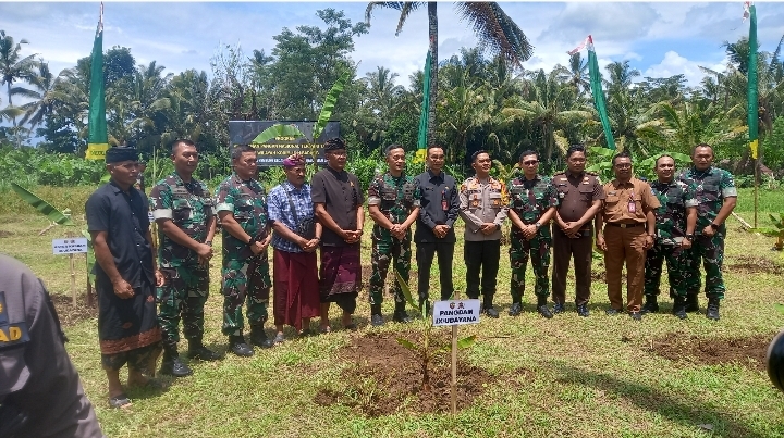 Foto: Sesi foto bersama jajaran Kodam IX/Udayana bersama Forkompimda Badung. (Gung Kris/wacanabali.com)