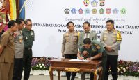 Foto: Penandatangan Naskah Perjanjian Hibah Daerah untuk pengamanan Pilkada di Pemprov Bali. Sumber: Humas Pemprov Bali.