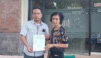 Foto: (Kiri) Negah Jimat mendampingi Kliennya Ni Ketut Sumiasih saat melaporkan BPN Denpasar ke Kantor Ombudsman perwakilan Bali atas dugaan mal administrasi, Senin (22/4/24). (Sumber: Dewa Fathur/ wacanabali.com).